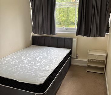 3 Bed Flat, Horne House, SE18 - Photo 2