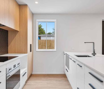 Near new Townhouse - Internal access single garage - Photo 4