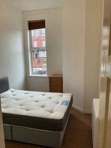 1 Bed Flat, Dickenson Road, M13 - Photo 2