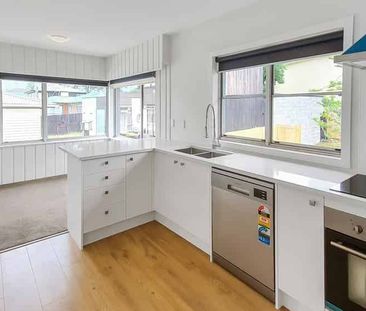 GLENDOWIE - 5 Bedroom Home with Brand New Kitchen and Bathroom - Photo 2