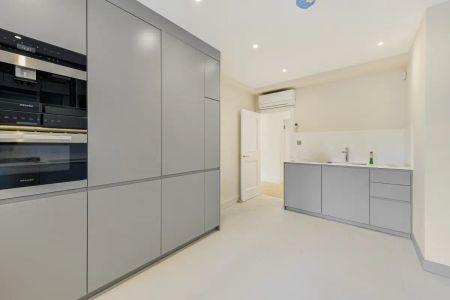 3 bedroom flat in South Kensington - Photo 5