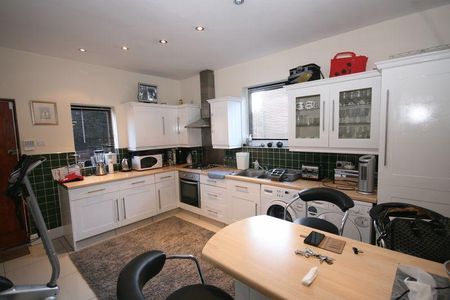 2 bedroom maisonette to rent - Photo 2