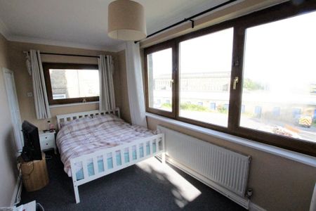 3 bedroom end of terrace house to rent - Photo 5