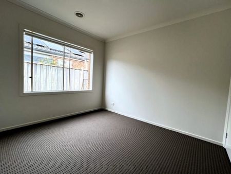 8 Brolin Terrace, CRANBOURNE NORTH - Photo 3