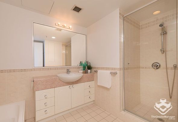UNFURNISHED SPACIOUS 3 BEDROOM APARTMENT - Photo 1