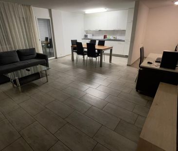 Zu vermieten: Möblierte, Parterre 2.5 Zi-W. eigenem Waschraum, roll... - Photo 2
