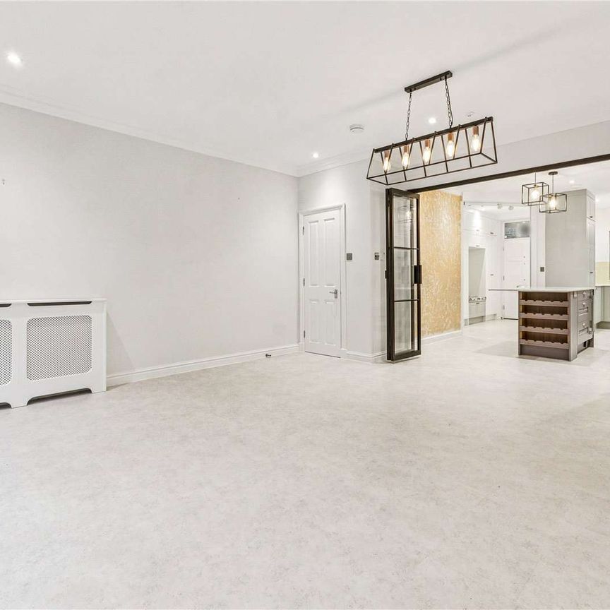 Five bedroom town house located in a popular gated development backing directly onto Richmond Park - Photo 1