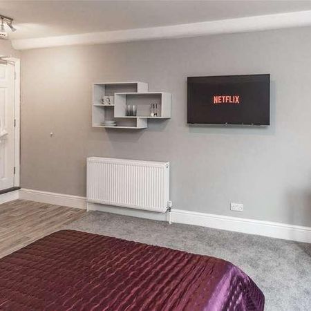 Flat E, St. Michaels Road, Aldershot, Hampshire, GU12 - Photo 3