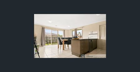 Set in a peaceful court - Photo 3