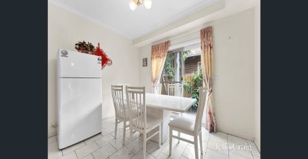 Convenience! Fully Furnished Townhouse including gardening - Photo 2
