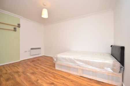 1 bedroom in a flat share to rent - Photo 3