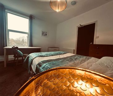 Gorgeous Edwardian house set on the summit of a hill, with commandi... - Photo 4