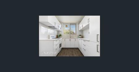 Perfectly positioned in the heart of St Kilda East - Photo 3