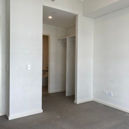 Modern two bedroom unit on 4th floor - Photo 4