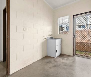 Solid lowset family home - Photo 4