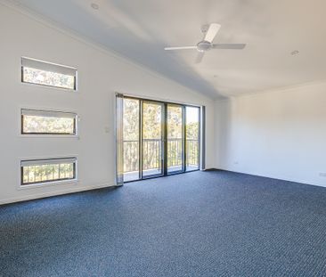 Spacious Family Home with Multiple Living Areas – Prime Location - Photo 3