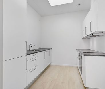 Rækkehus i nyere kvarter med legeplads og grønneområder, med plads ... - Photo 2