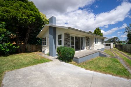 Charming Family Home with Spacious Yard - Photo 4