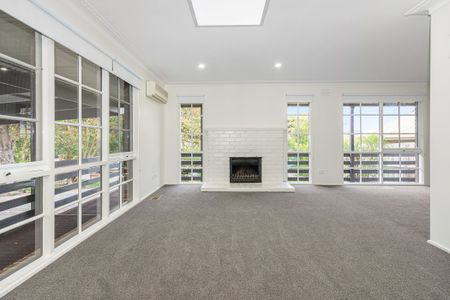 Spacious Four-Bedroom Family Home in Prime Frankston Location - Photo 3