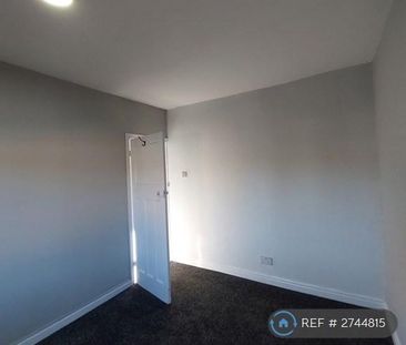 4 bedroom semi-detached house to rent - Photo 2