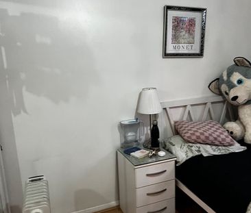 1 Bed Flat, Hallywell Crescent, E6 - Photo 3
