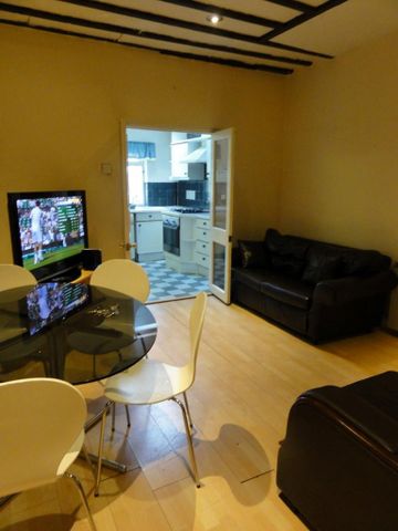 1 bedroom in a house share to rent - Photo 2