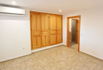 LONG TERM RENTAL Spacious villa for rent with sea views