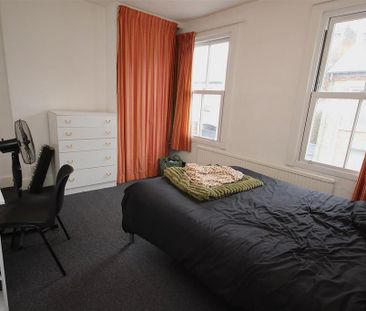 4 bedroom terraced house to rent - Photo 2