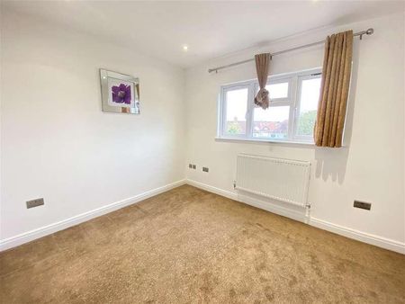 Beautifully Renovated Bedroom House In Edgware, HA8 - Photo 5