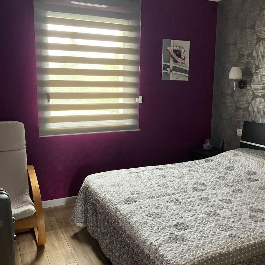 A LOUER - PONTAUBAULT Maison de plain pied comprenant : séjour avec cuisine aménagée de meuble... - Photo 1