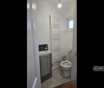 4 bedroom end of terrace house to rent - Photo 2