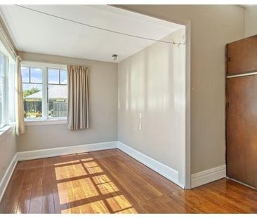 Large Character Four Bedroom Home – Ideal for Students. - Photo 5