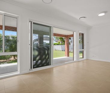 Spacious, Immaculate & 500 Metres to the Beach - Photo 2