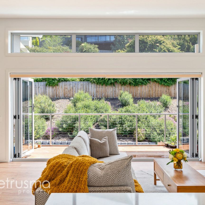 Light filled, contemporary family home - Photo 1