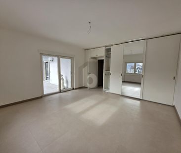 SPAZIOSA ED ELEGANTE CON PISCINA E VISTA LAGO - Foto 2