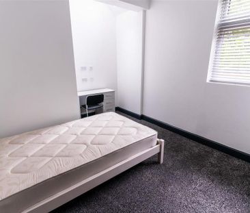 8 bedroom house to rent - Photo 1