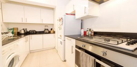 2 Bedroom, 1 bath, 1 reception Flat - Photo 2
