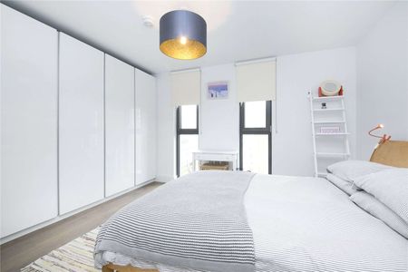 Modern penthouse apartment in the former Burberry Factory conversion. - Photo 2
