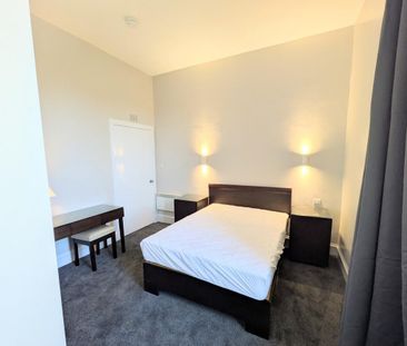 3 bedroom flat to rent - Photo 3