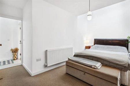 3 bedroom house in London - Photo 3