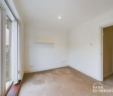 2 bed flat to rent in Fennel Close, Rochester, ME1 - Photo 6