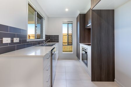 2/12 Pelham Street, Logan Reserve QLD 4133 - House For Rent | Domain - Photo 5