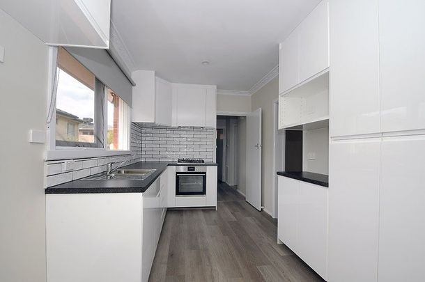 Stylish 3-Bedroom Unit in the Heart of Glen Waverley - Photo 1