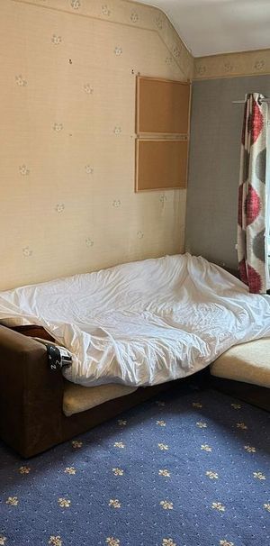 1 bedroom in a flat share to rent - Photo 1