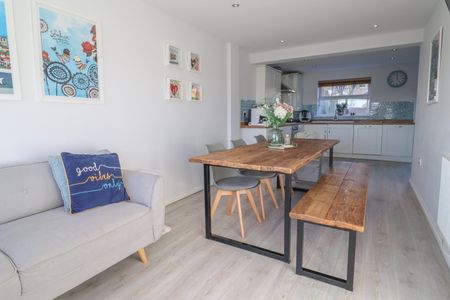 Beautiful three story town house available close to the QE hospital - Photo 5