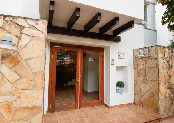 Luxury vacation home with 3 bedrooms in the contemporary urbanization of Los Altos de la Quinta, Benahavís, with panoramic views of the mountains, the golf courses and the sea, very close to golf courses and a few minutes by car from Puerto Banús