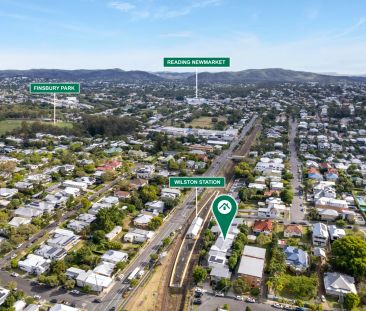 3 level townhouse with city views - Photo 3