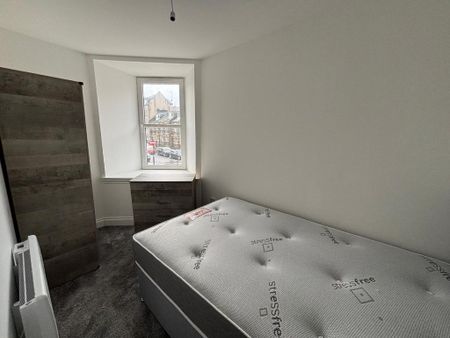 3 bedroom flat to rent - Photo 4