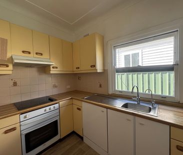 Three bedroom house in a perfect location for lease now! - Photo 3
