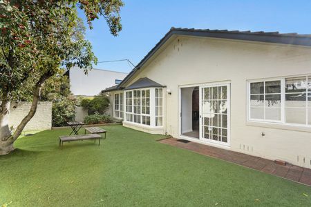 LARGE THREE BEDROOM PROPERTY - Photo 4